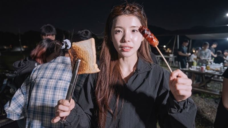 李多慧來台發展邁入第四年,首次在台灣親自體驗道地的「中秋節烤肉文化」。(圖/翻攝自李多慧YouTube)