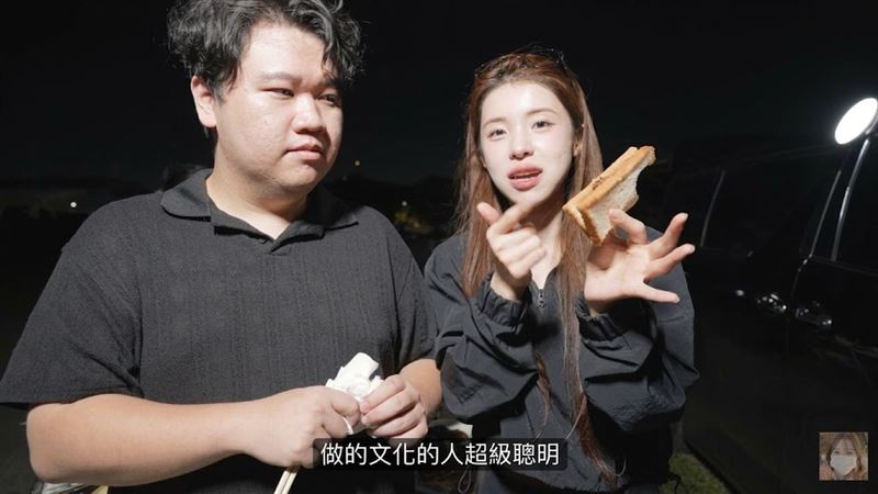 李多慧首度嘗試台灣經典的「吐司夾烤肉」吃法,笑稱「發明這種吃法的人實在太聰明了」。(圖/翻攝自李多慧YouTube)