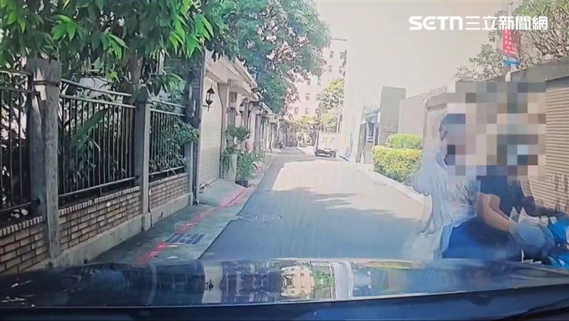 北市雙載機車逆向行駛,還繞過警車加速逃逸。(圖/翻攝畫面)