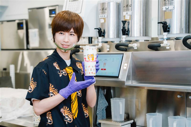 魏嘉瑩擔任虎航X一沐日一日店長。(圖/相信音樂提供)