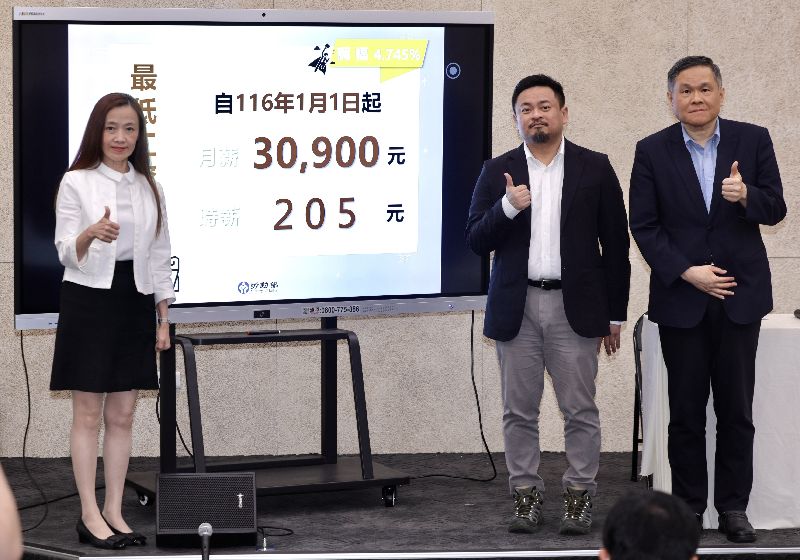 最低工資審議會24日決議2027年最低工資月薪將調升至新台幣3萬900元、時薪205元,較目前調升4.745%。勞動部長洪申翰(右2)表示,除照顧基層勞工外,也將研擬配套,支持受中東戰事等影響的製造業及服務業