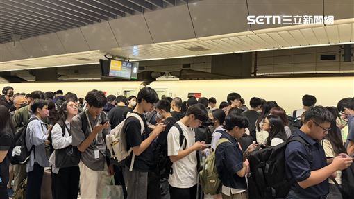 連假人潮擠爆高鐵　站務員1句全場秒答應