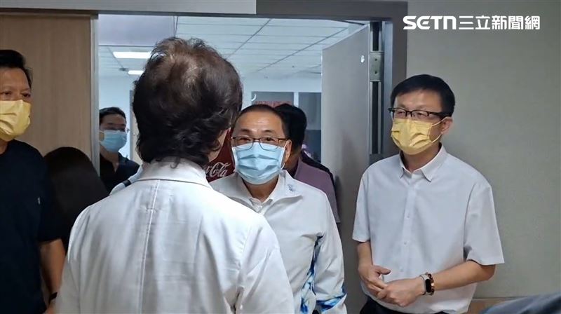 新北市長侯友宜晚間趕到醫院關心。(圖/翻攝畫面)
