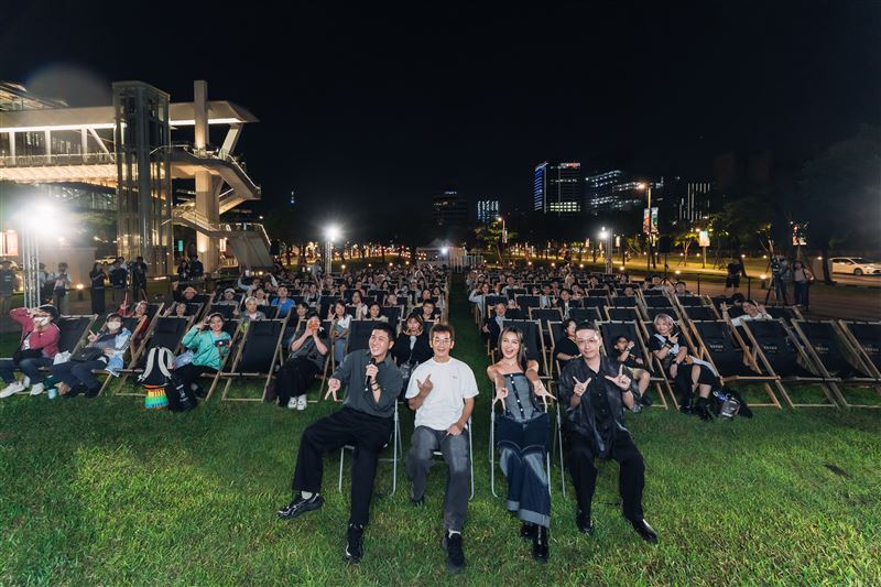 魏德聖(左2起)、阿布絲、任中強出席《海角七號》映後座談。(圖/北流提供)