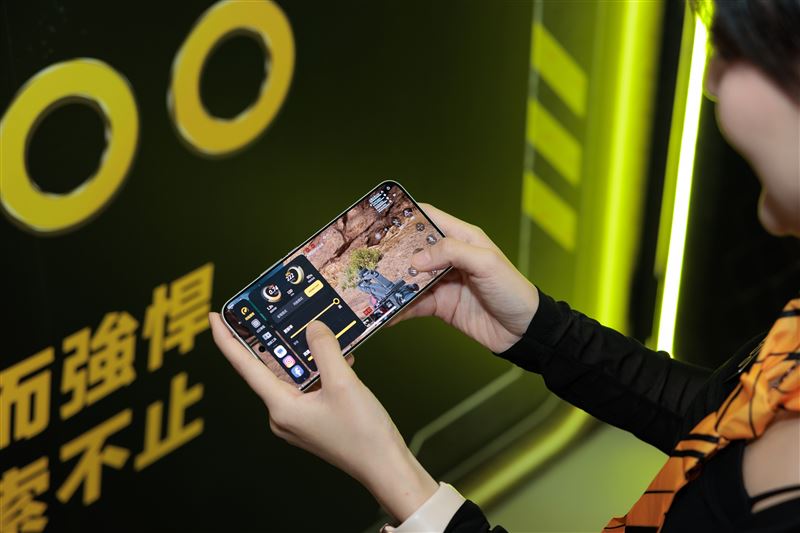 iQOO取得熱門射擊遊戲《三角洲行動》授權,玩家現場體驗「遊戲魔盒」的遊戲優化功能,感受遊戲操作與效能表現。(圖/品牌業者提供)