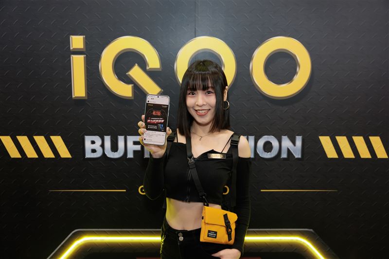 按讚追蹤iQOO Taiwan Facebook或Instagram,留言分享團戰經典翻車瞬間,並標記兩位戰友,就能抽手機、耳機等神裝。(圖/品牌業者提供)