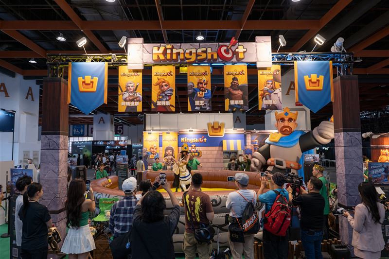 Kingshot進駐WirForce 2026,以大型主題展位結合互動挑戰與現場體驗,吸引玩家駐足參與,展現遊戲品牌與玩家社群的高度互動。(圖/品牌業者提供)