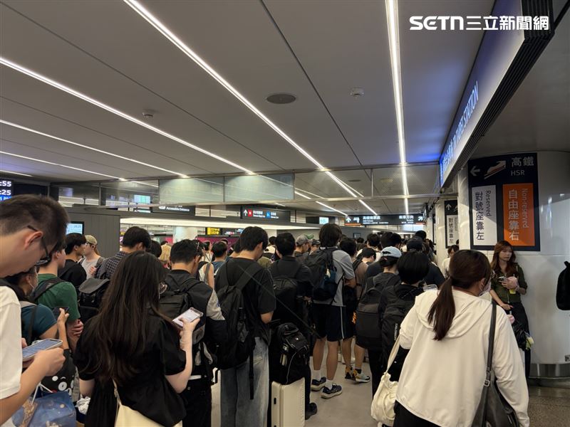 台鐵晚間北車也湧現人潮,從站內排到站外,至少三十公尺。(圖/記者簡浩正攝影)