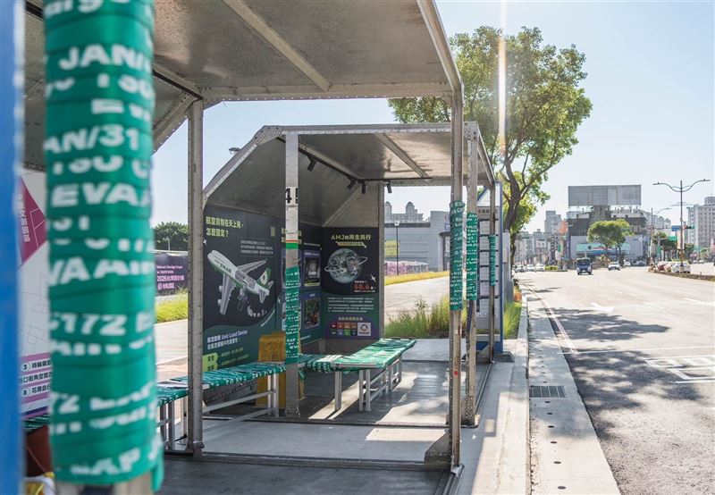 這座貨櫃候車亭位置就在中壢簡易法庭站。(圖/長榮航空提供)