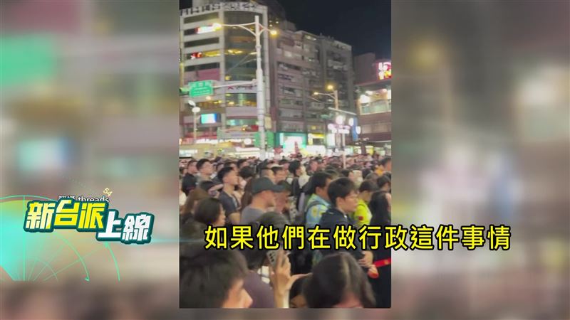 李正皓與王定宇在節目感嘆,過往造勢大會多偏向喊凍蒜等情緒動員,但在沈伯洋的活動現場,卻能看到數千名台北市民手高舉著手機,靜靜聽著參選人理性討論公共政策。(圖/新台派上線)