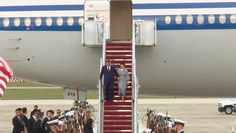 習近平抵達安德魯斯聯合基地時,走下階梯的速度較慢,過程中一方面扶著扶手,另一方面則握著彭麗媛的手。(圖/翻攝自The White House YouTube)