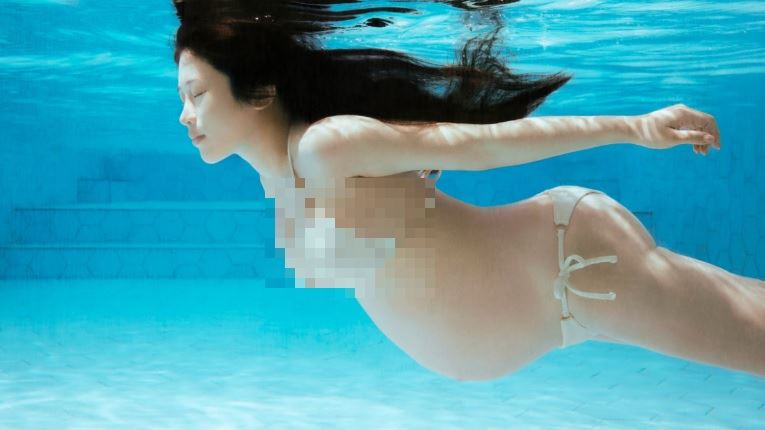 鄭家純身穿兩件式米白色比基尼,優雅地在清澈湛藍的水中漂浮與悠游。(圖/翻攝自鄭家純臉書)