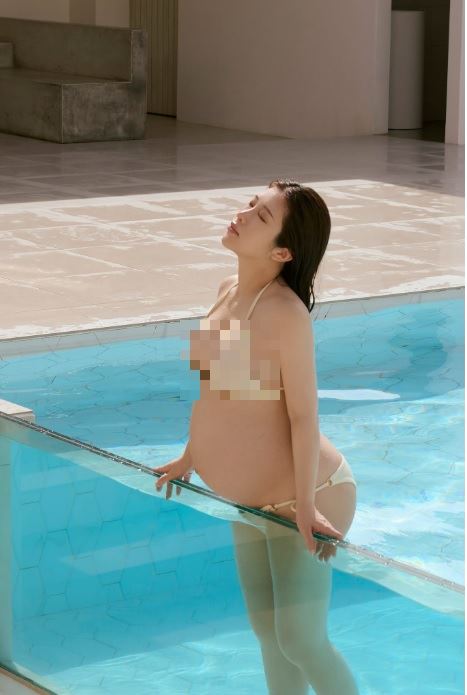 鄭家純曬出懷孕28週時拍攝的水中孕婦寫真,絕美姿態與深刻的生命寓意引發熱烈討論。(圖/翻攝自鄭家純臉書)