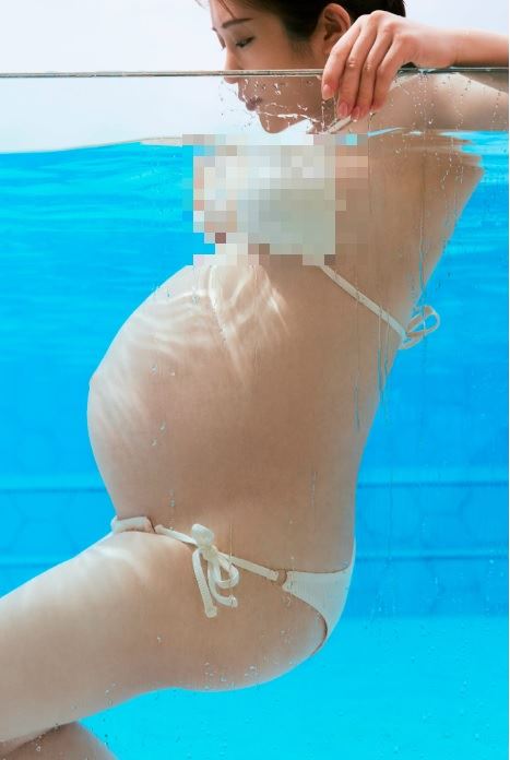 鄭家純身穿兩件式米白色比基尼,優雅地在清澈湛藍的水中漂浮與悠游。(圖/翻攝自鄭家純臉書)