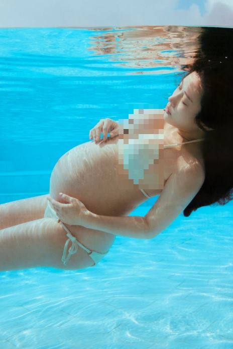 鄭家純身穿兩件式米白色比基尼,優雅地在清澈湛藍的水中漂浮與悠游。(圖/翻攝自鄭家純臉書)