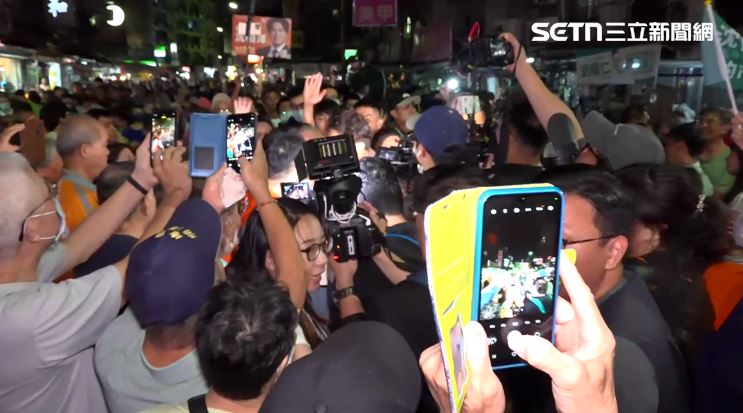 沈伯洋出席萬華中秋晚會,民眾擠爆搶拍。(圖/翻攝畫面)