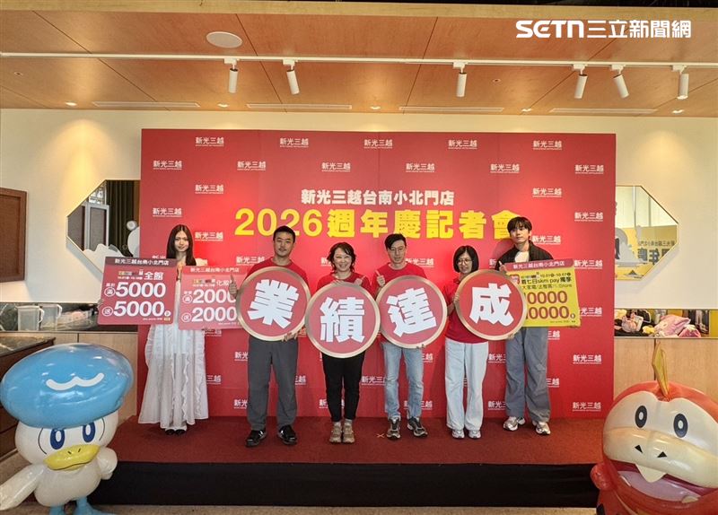 台南小北門新光三越「首度週年慶」10/1開跑!寶可夢現身搶客。(圖/新光三越小北門店提供)