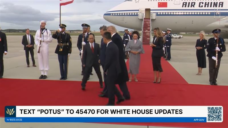 彭麗媛接著笑著回應，川普的兒子好高。（圖／翻攝The White House）