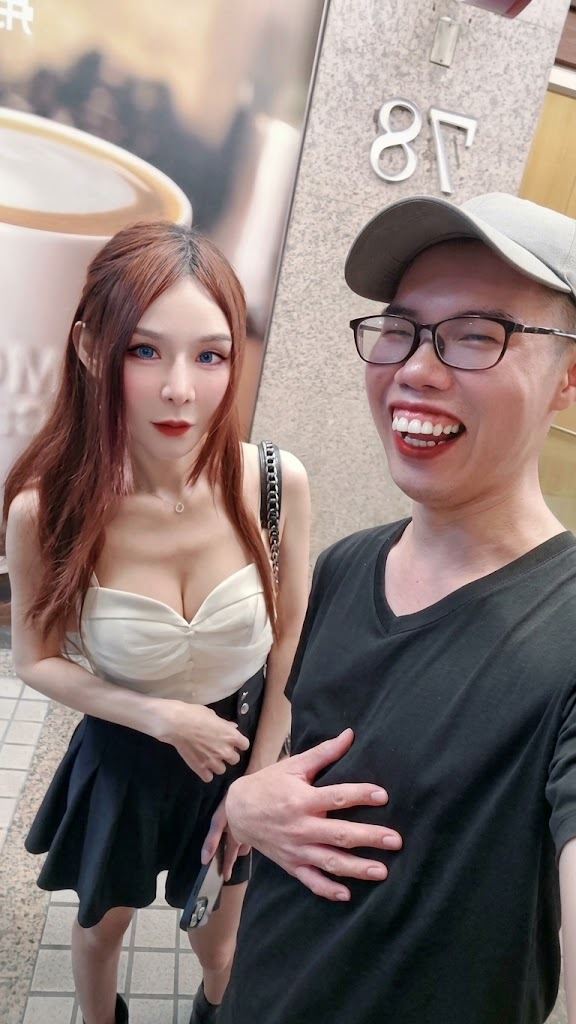 擺脫分手陰霾的鄧佳華隨後趁勢展開攻勢,直接問一旁的品晞「妳覺得我 OK 嗎?」(圖/翻攝自鄧佳華臉書)