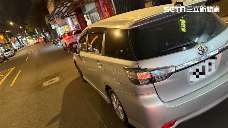 目擊者聲稱，聽到尖叫聲，隨後4名路過的民眾，合力將車抬起，把困在車底的張女救出送醫。（圖／翻攝畫面）