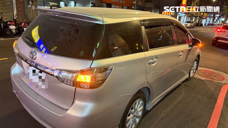 女子遭撞捲入車底，遭撞當下發出尖叫；引起其餘4名路人注意，協力將車抬起，並將受困女子救出送醫。（圖／翻攝畫面）