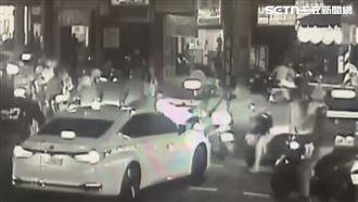 女行人過馬路遭撞倒！她慘叫一聲捲進車底