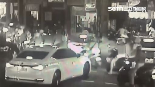 女行人過馬路遭撞倒！她慘叫一聲捲進車底