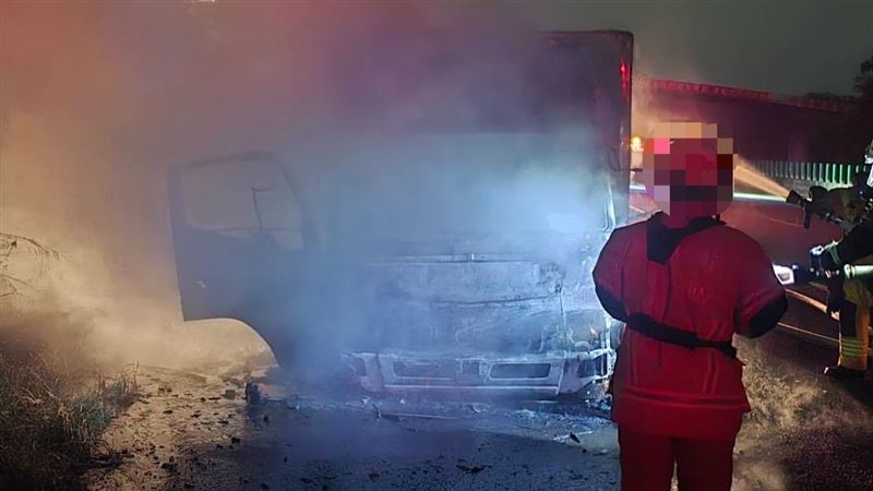 車頭瞬間燃起熊熊烈火,火勢耗20多分鐘後撲滅,所幸,無人受困傷亡。(圖/翻攝畫面)