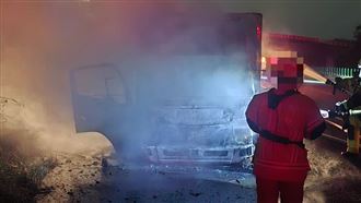 國道火燒車！運將急停…駕駛座被烈燄吞噬