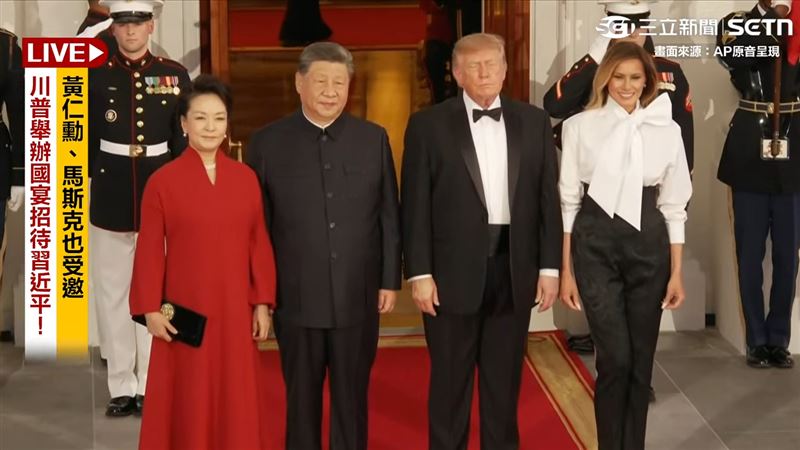 四人讓媒體拍完照後就進到國宴會場。(圖/AP)