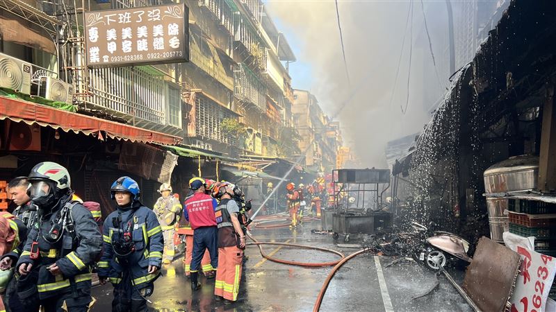 大批消防人員到場搶救。(圖/翻攝畫面)