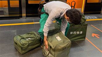 高鐵驚見郵差扛「郵政快捷」！真相曝光