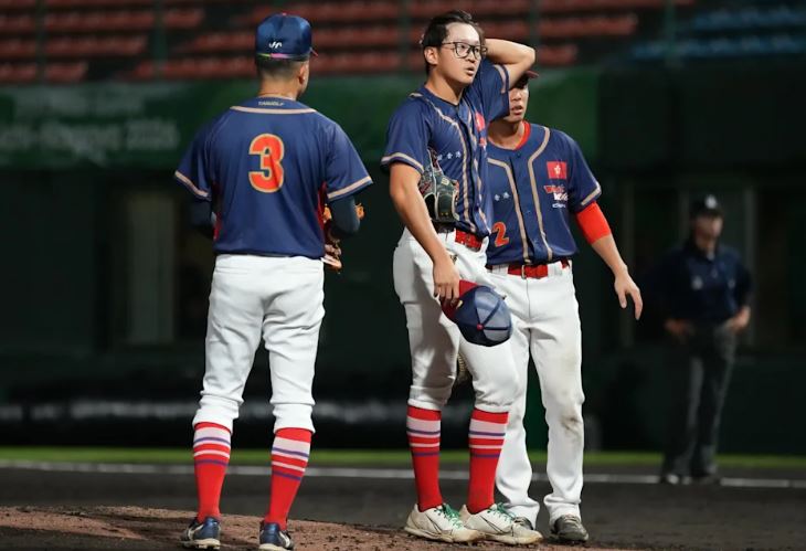 亞運棒球的香港選手球衣,被發現竟然是製作「Team Taiwan」帽T的品牌「台灣狼」。(圖/鏡週刊、中華奧會提供)