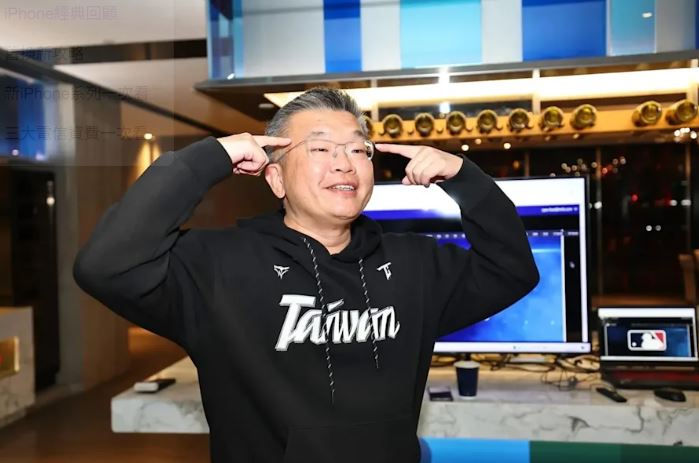蔡其昌身上的「Team Taiwan」帽T就是來自「台灣狼」。(翻攝自蔡其昌臉書)