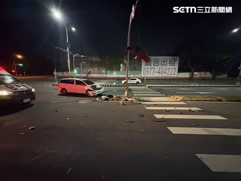 中秋連假首日出車禍，想載親友回南部過節，男低血糖自撞分隔島。（圖／翻攝畫面）