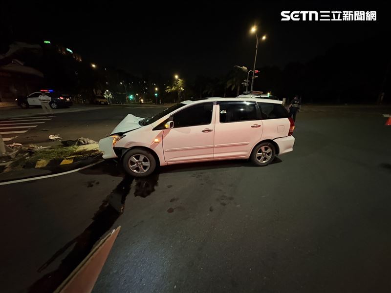 中秋連假首日出車禍，想載親友回南部過節，男低血糖自撞分隔島。（圖／翻攝畫面）