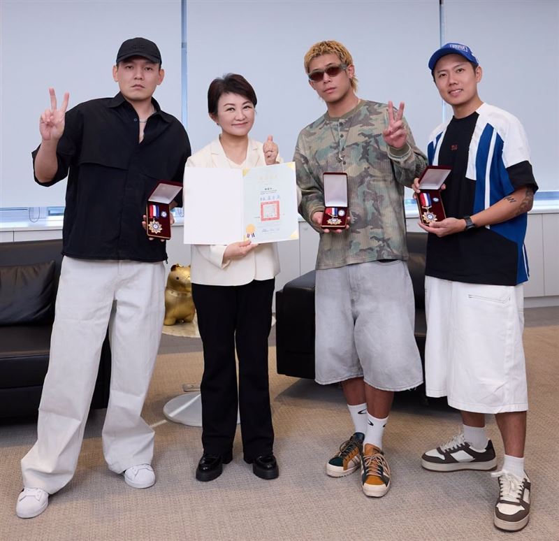 玖壹壹近期才獲頒「臺中市榮譽市民」,左二為台中市長盧秀燕。(圖/翻攝自玖壹壹臉書)