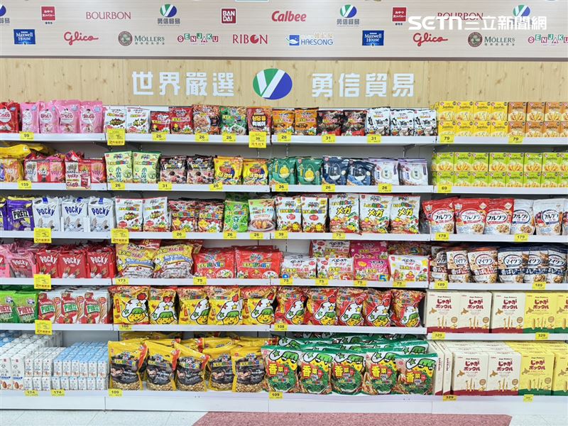 高雄萬家福愛河店改裝！百坪日本特區　全台首創「相片咖啡」吸客。（圖／萬家福提供）