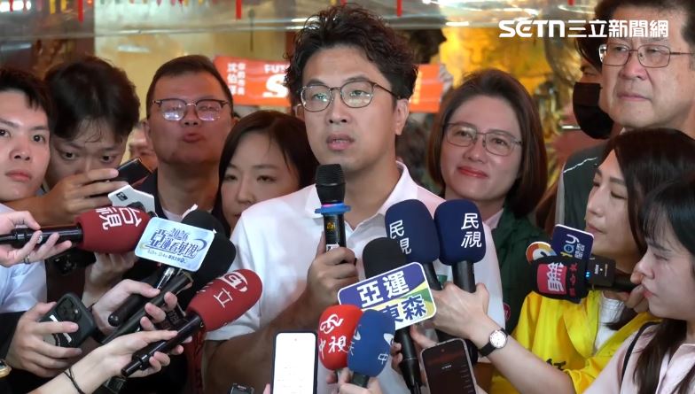 聲音沙啞引發支持者關注與不捨，沈伯洋表示，他的聲音聽起來應該好蠻多，「看到越多支持者，聲音就越順」。（圖／翻攝畫面）