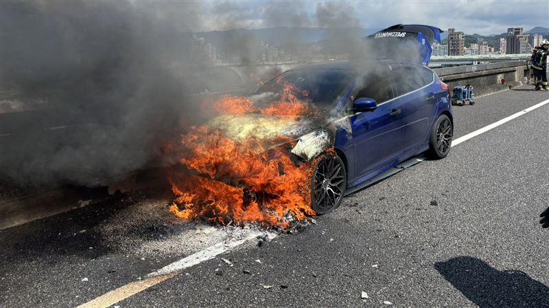火燒車現場情形。(圖/翻攝畫面)
