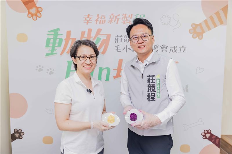 民進黨新竹市長參選人莊競程邀請副總統蕭美琴一同手作寵物月餅,並找來貓咪「眉睫」擔任試吃評審。(圖/莊競程競辦提供)