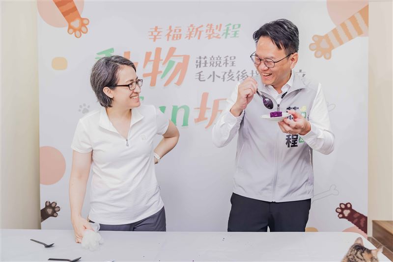 莊競程試吃自己手作的寵物月餅,直呼「還不錯」。(圖/莊競程競辦提供)