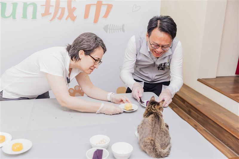 莊競程與蕭美琴製作完寵物月餅,熱情邀請貓咪「眉睫」品嚐。(圖/莊競程競辦提供)