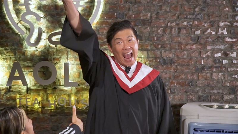 曾國城重回母校。(圖/YT頻道「你在衝啥!?」提供 )