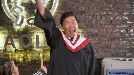 不要在古蹟抽菸　曾國城重回世新大學遭嗆
