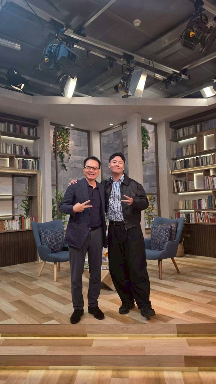 鄭弘儀訪問阿翰。(圖／三立提供）