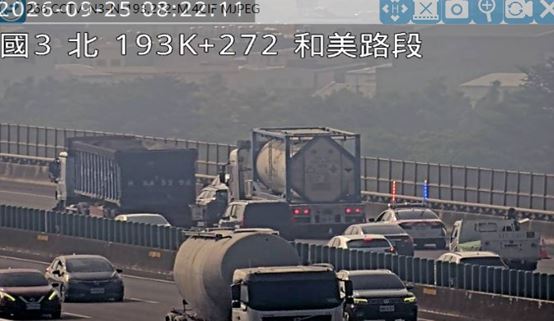 中秋節及教師節連假首日上午國3接連發生事故,包括上午8時20分,國3南向193.7公里發生2輛小客車與1輛載運雙氧水槽車追撞,占用外側車道。(圖/交通部高公局提供)