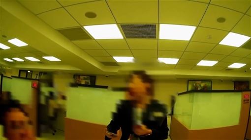 北市男奔銀行投資股票！被問1句話秒愣住