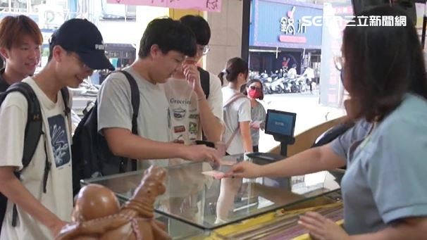 台彩歡慶中秋佳節,祭出大樂透加碼,民眾把握機會到彩券行報到