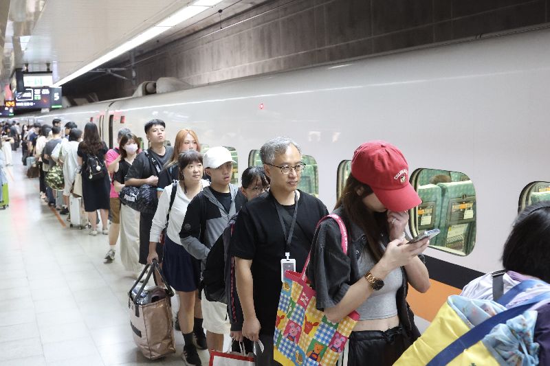 中秋及教師節連假為25日至28日,不少民眾提前返鄉,高鐵24日單日旅運約34.8萬人次,再創通車營運以來新高紀錄。115年9月25日